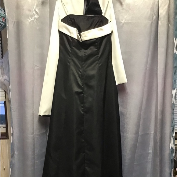 Strapless gown with shawl - Picture 3 of 6